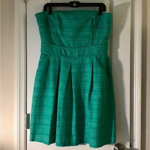 Beautiful strapless lines Banana Republic green dress with ribbing and pockets